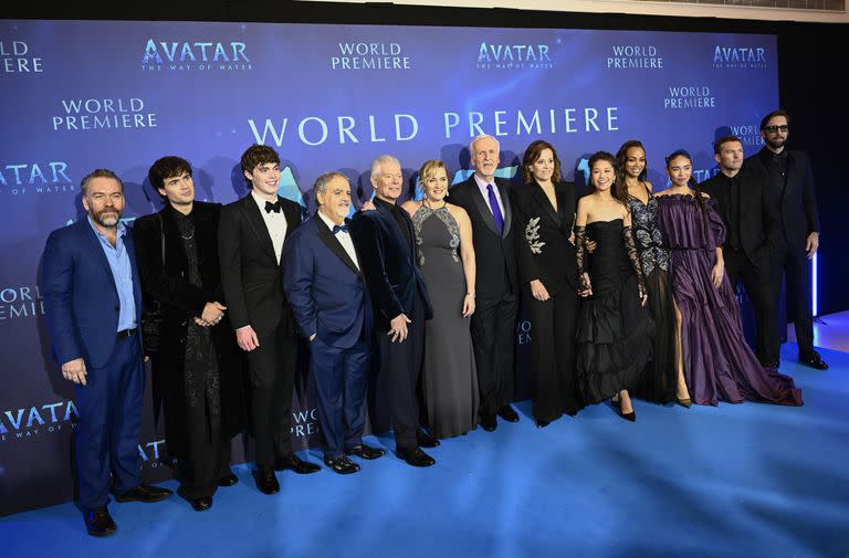 James Cameron y el elenco de Avatar: El camino del agua en el Odeon Luxe Leicester Square de Londres