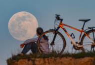 Brandenburg, Sieversdorf: "Wenn der Mond im Perigäum steht und zugleich die Vollmondphase durchläuft, sprechen wir seit einigen Jahrzehnten – vor allem in den Medien – von einem Supermond, weil die Mondscheibe maximal groß und hell wird", wird der Astronom Manfred Gaida auf der DLR-Homepage zitiert. (Bild: Patrick Pleul/ Getty Images)