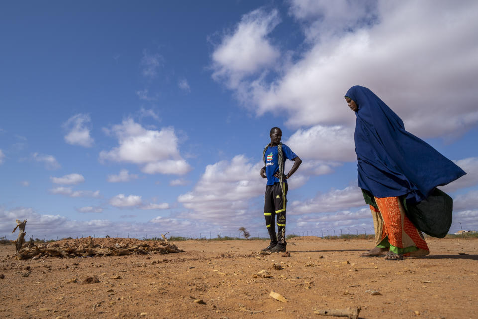 Fartum Issack (der) y su marido Adan observan la tumba de su hijita de un año, fallecida poco después de llegar a un campamento para desplazados por una sequía en Dillow (Somalia) el 21 de septiembre del 2022. (AP Photo/Jerome Delay)