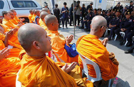 Buddhist monks chant inside Dhammakaya temple while police block access to the place in Pathum Thani province, Thailand February 16, 2017. REUTERS/Chaiwat Subprasom