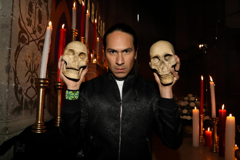 El actor mexicano Horacio García Rojas posa con un par de calaveras en sus manos durante la presentación de la serie "Diablero" de Netflix, realizada en la La Capilla en diciembre de 2018 en CDMX . (Getty Images)