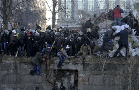 A crowd spreads out as riot police attack anti-government protesters during clashes in Kiev, February 18, 2014. REUTERS/Maks Levin