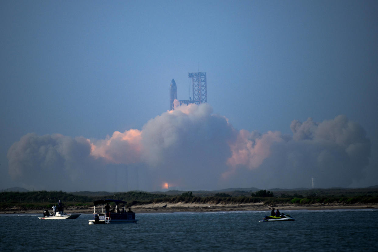 Un immense nuage de fumée après le décollage de la fusée Starship de SpaceX, le 20 avril 2023, au Texas.