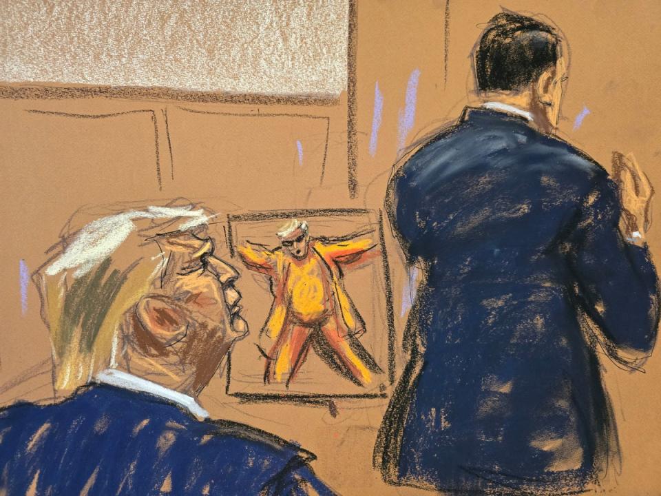 Un boceto de la sala del tribunal muestra a Donald Trump mirando las publicaciones en las redes sociales sobre él durante su audiencia por la orden de silencio el 2 de mayo (REUTERS)