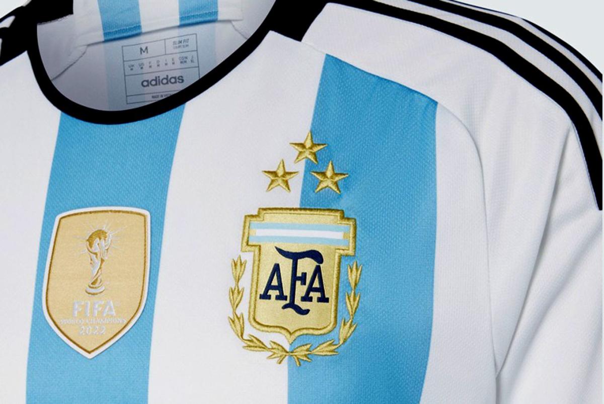 De Dios construir borroso Argentina campeón del mundo: la nueva camiseta de la selección nacional con  las tres estrellas doradas salió a la venta pero se agotó enseguida