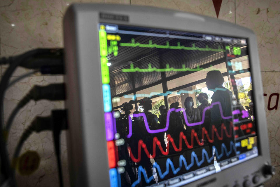 Los periodistas se reflejan en la pantalla de un monitor cardíaco desarrollado por la industria científica cubana, durante una conferencia de prensa en La Habana, Cuba, el miércoles 31 de marzo de 2021. (AP Foto/Ramon Espinosa)