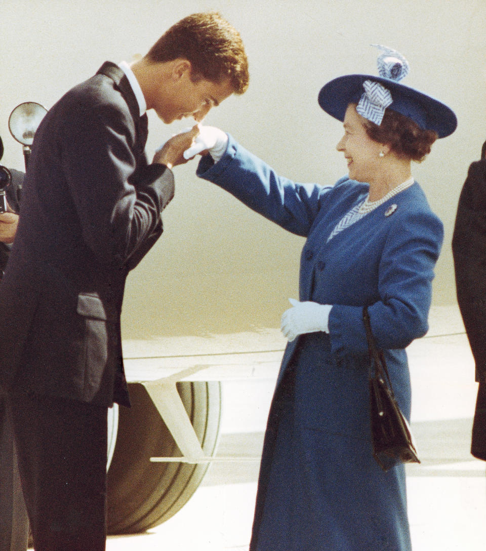 Isabel II fue recibida por el Príncipe de Asturias a su llegada al aeropuerto de Barajas. (Foto: AP Photo)