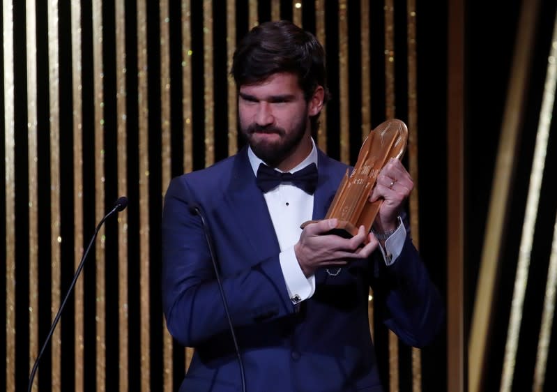 Foto del lunes del arquero del Liverpool, Alisson Becker, con el Premio Yachine