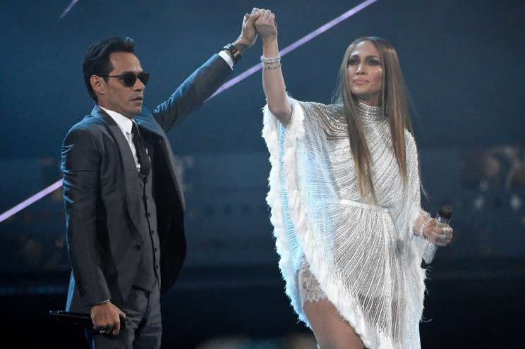 La pareja de cantantes interpretando el popular tema de Pimpinela