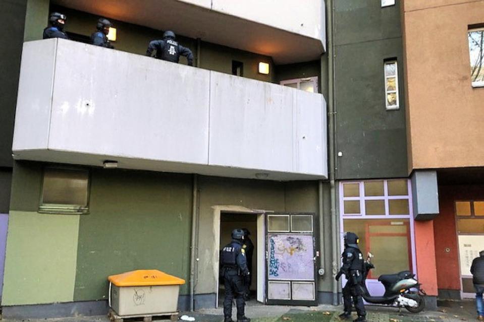 RPolizei und Kriminaltechniker stehen bei einem Einsatz in einem Hauseingang. Knapp ein Jahr nach dem Kunstdiebstahl im Dresdner Grünen Gewölbe hat die Polizei am Dienstagmorgen in Berlin drei Tatverdächtige festgenommen. Seit dem Morgen wurden insgesamt 18 Objekte durchsucht.<span class="copyright">Reto Klar / BM</span>