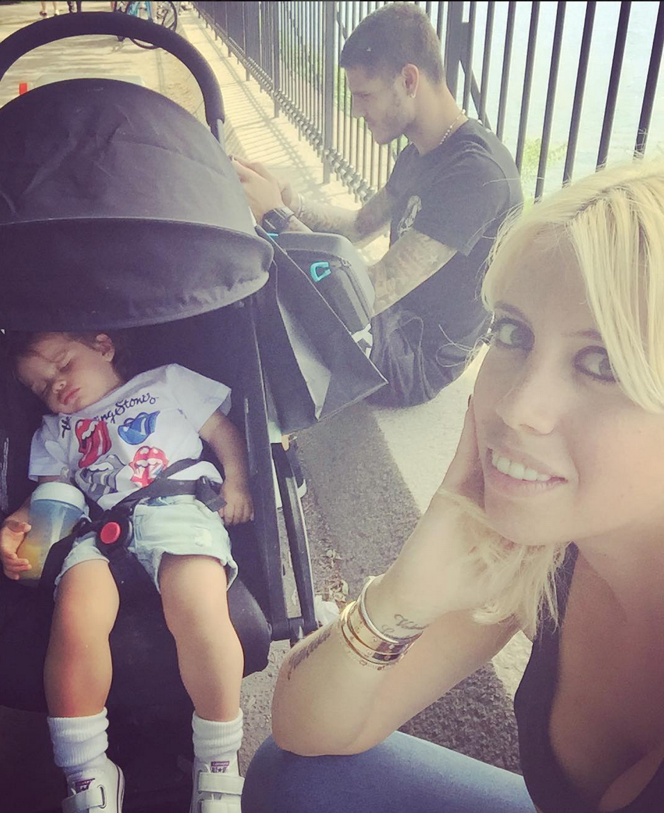 Tarde en familia. La pareja paseó con la pequeña, de un año y cinco meses, por el imponente Central Park. ¡Aunque parece que Fran no pudo disfrutarlo demasiado! - Foto: Instagram.com/wanda_icardi