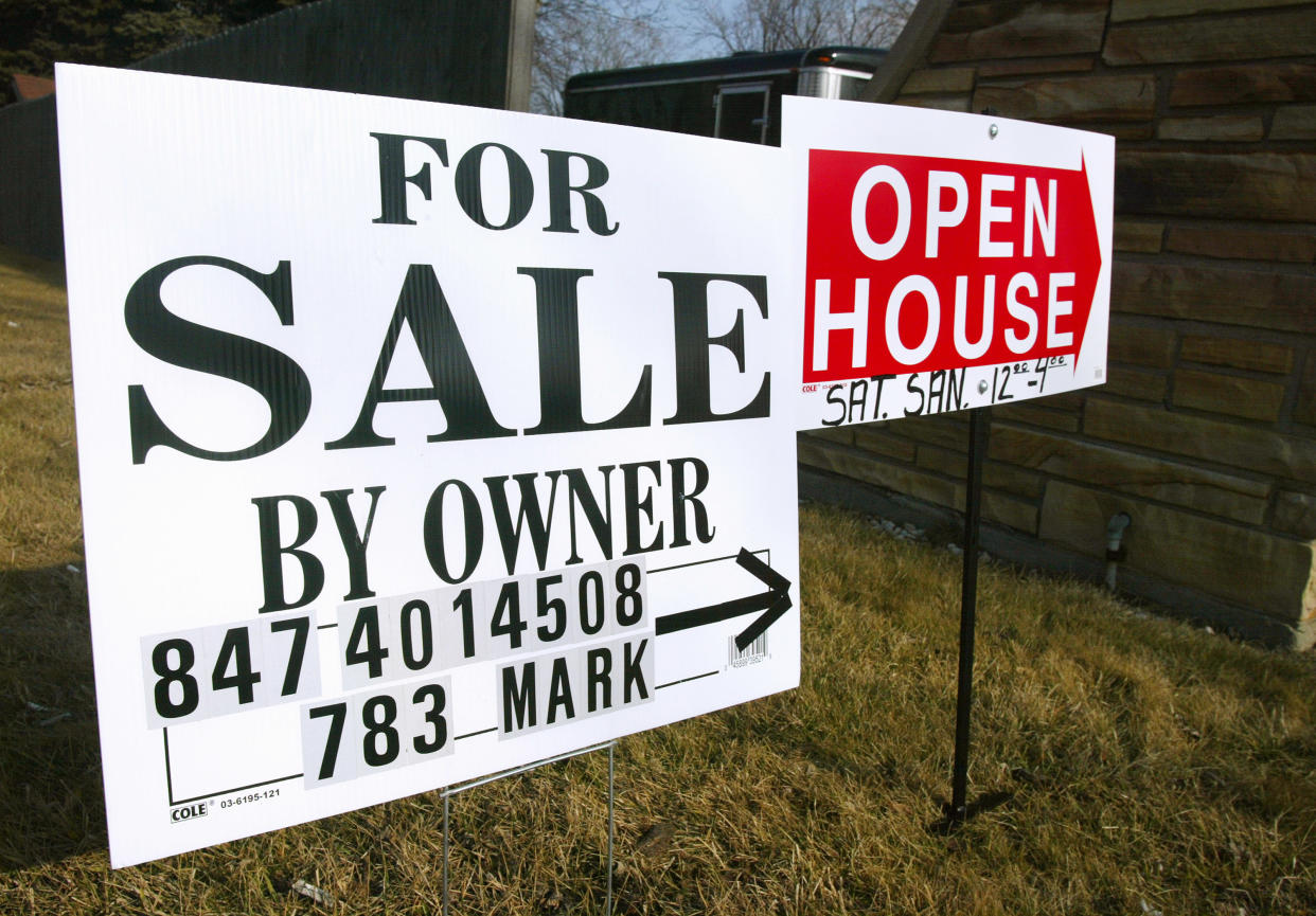 400295 02: Signs point in the direction of a house for sale by its owner and an open house January 29, 2002 in Des Plaines, IL, a suburb northwest of Chicago. Sales of new homes climbed to an all-time high last year even as the country was mired in a recession. Low mortgage rates helped to motivate Americans to make such a big purchase. The Commerce Department reported January 28, 2002 that a record 900,000 new single-family homes were sold in 2001, a testimony to the resiliency of the housing market, one of the economys few bright spots. (Photo by Tim Boyle/Getty Images)