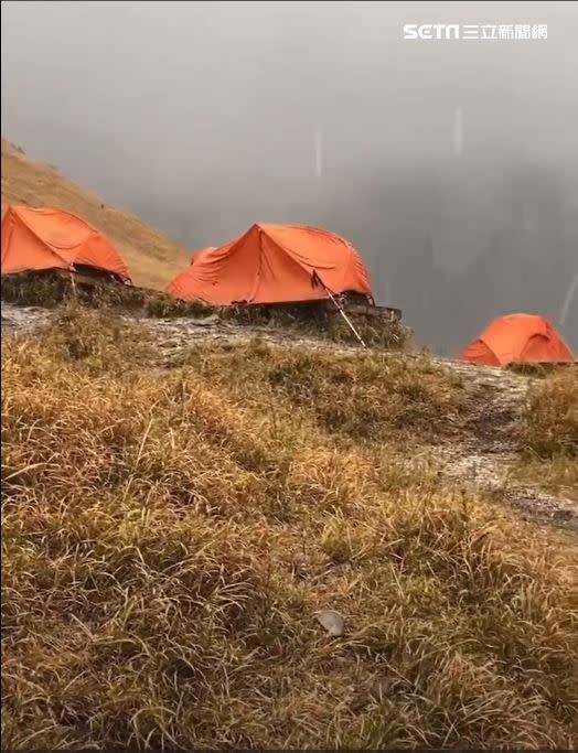 3月底會降下冰霰，主要是氣溫不夠低，但是高山水氣足造成，往年確實較為罕見，氣溫可能會再降低。(圖/翻攝畫面)