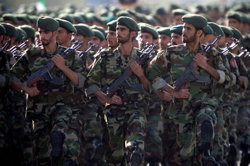 Members of Iran's Revolutionary Guards march during a military parade to commemorate the 1980-88 Iran-Iraq war in Tehran September 22, 2007. REUTERS/Morteza Nikoubazl/File Photo