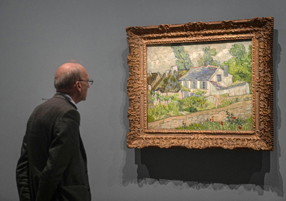 Un hombre mira el óleo sobre lienzo de Vincent van Gogh, "Casa en Auvers-sur-Oise", fechado el 9 o 10 de junio de 1890, en la exposición "Van Gogh en Auvers-sur-Oise: Los últimos meses" en el Museo de Orsay en París, viernes 29 de septiembre de 2023. La exposición se abre al público del 3 de octubre de 2023 al 4 de febrero de 2024, se centra en los dos meses previos a su muerte a los 37 años el 29 de julio de 1890.(Foto AP/Michel Euler)