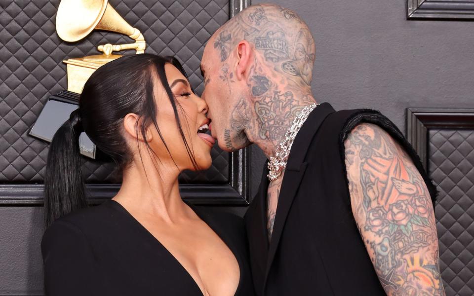 Kourtney Kardashian und Travis Barker bei den Grammys 2022