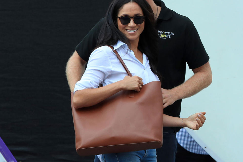 Bei ihrem ersten öffentlichen Auftritt mit Prinz Harry bei den Invictus Games 2017 trug Meghan Markle eine braune Tote Bag von Everlane. (Bild: Getty Images)