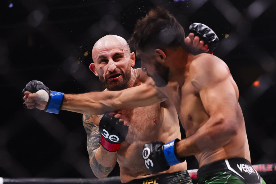 FILE - Alexander Volkanovski, left, fights Yair Rodríguez during a featherweight mixed martial arts bout during UFC 290 on Saturday, July 8, 2023, in Las Vegas. Volkanovski wore a flat cap and old-man glasses to his news conference for UFC 298, lampooning the notion that this 35-year-old featherweight kingpin is in his golden years. Ilia Topuria thinks Saturday, Feb. 17, 2024, is his chance to end Volkanovski's four-year reign at 145 pounds. (Wade Vandervort/Las Vegas Sun via AP, File)