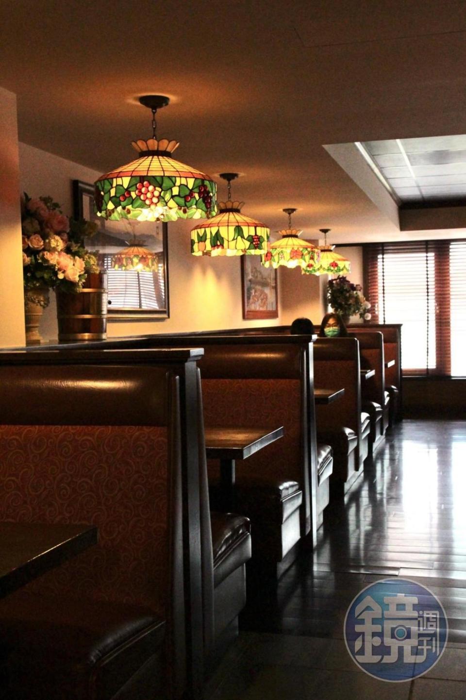 「双聖SWENSEN's」整體用餐環境為簡約懷舊的復古風格。