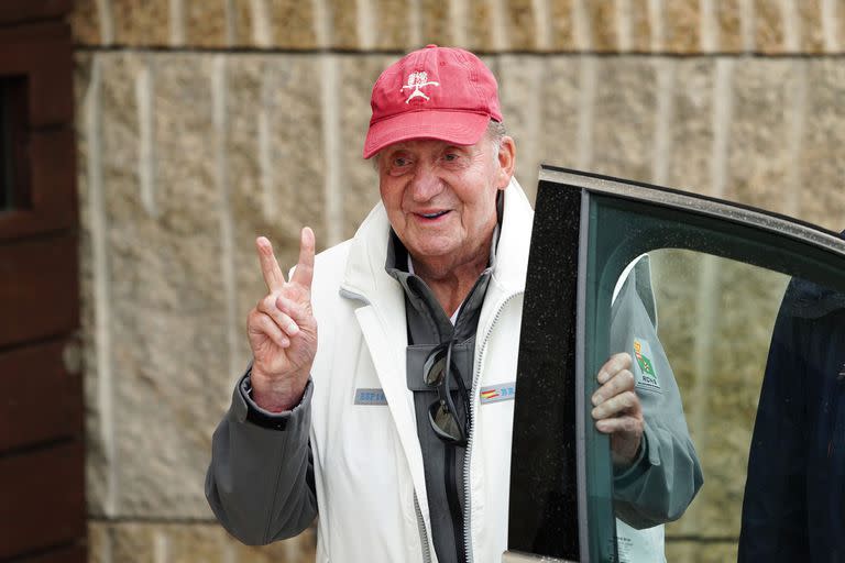 El Rey emérito Juan Carlos llega a Ia clausura de la 3ª Regata del IV Circuito Copa de España 2022 de la clase 6 Metros a 22 de mayo de 2022, en Sanxenxo, Pontevedra, Galicia