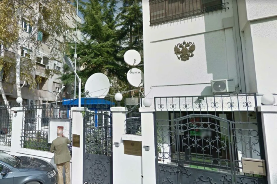 Parabolic antennas on the building of the Russian Embassy in Macedonia <span class="copyright">Google Earth</span>