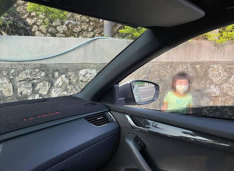 媽媽叫女兒下車幫她查看車子是否會撞到石壁。（圖／翻攝自當事人臉書）