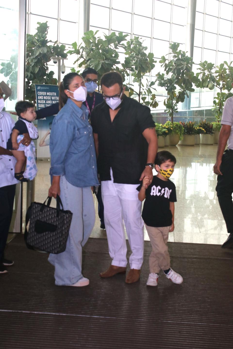 <div class="paragraphs"><p>Saif Ali Khan, Kareena Kapoor, Taimur (in an AC/DC shirt) and Jeh at the airport.</p></div>