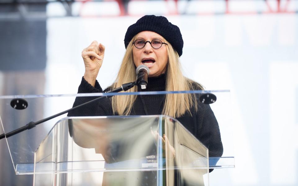 Sie liebt es nicht, öffentlich zu reden, aber sie setzt sich mit viel Energie für die gute Sache ein. Im Bild: Barbra Streisand 2017 beim "Women's March" in Los Angeles. (Bild: Getty Images/Emma McIntyre)