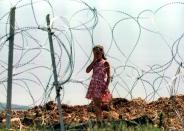 <p>Una niña llora en el cementerio de Sarajevo en agosto de 1994. (Foto: Peter Andrews / Reuters). </p>