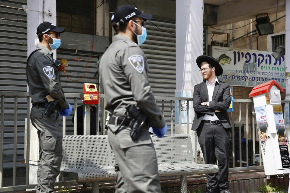 Image: Israeli border police officers  (Ariel Schalit / AP)