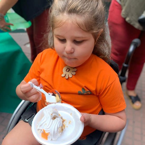 Catalina comiendo torta sola con una cuchara