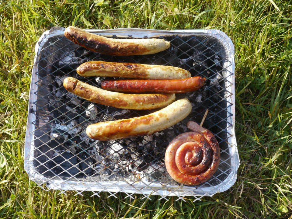 Einweg-Grills sind eine Belastung für die Umwelt (Symbolbild: Getty Images)