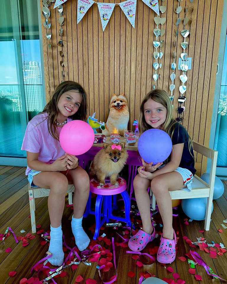 Francesca e Isabella celebrando el cumpleaños de la perrita Carla