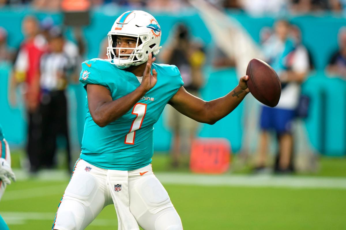 NFL Week 17 picks, predictions, odds: Dolphins edge Patriots