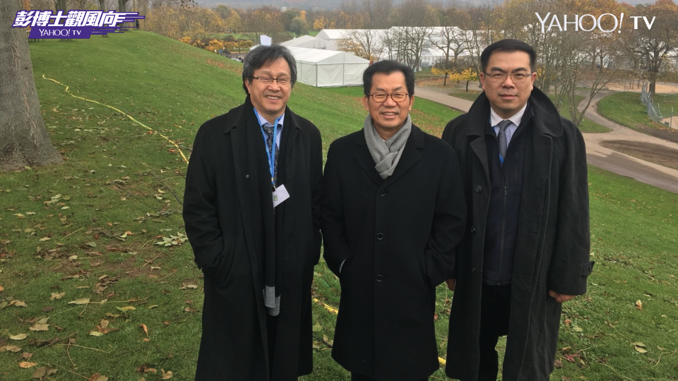 環保署長李應元（中）和駐德代表謝志偉（左）在德國波昂接受YahooTV「彭博士觀風向」主持人彭啟明（右）專訪。
