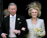 ARCHIVO - En esta fotografía del sábado 9 de abril de 2002, el príncipe Carlos y su esposa Camila, duquesa de Cornualles, salen de la Capilla de San Jorge, en Windsor, Inglaterra, tras la bendición de su boda civil. (AP Foto/ Alastair Grant, Pool, Archivo)