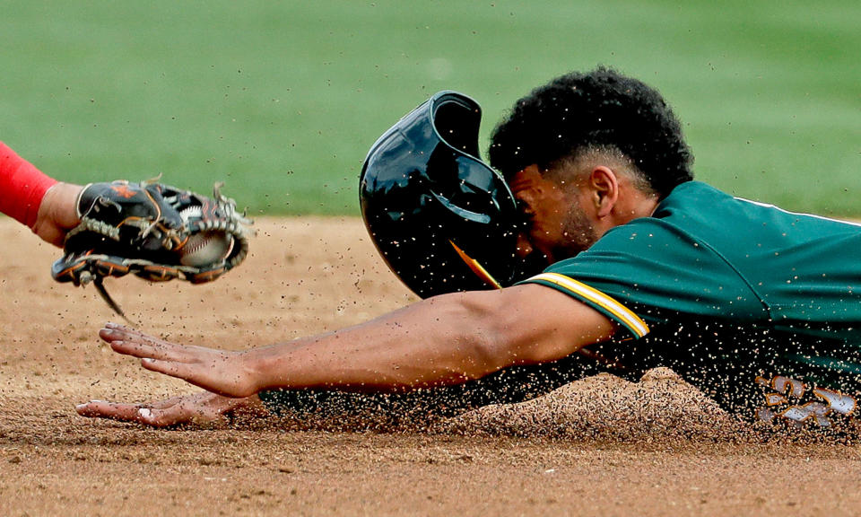 <p>Marcus Semien von den Oakland Athletics wird in Mesa im US-Bundesstaat Arizona von einem Baseballspieler der Los Angeles Angels an der zweiten Base ins Aus befördert. (Bild: AP Photo/Chris Carlson) </p>