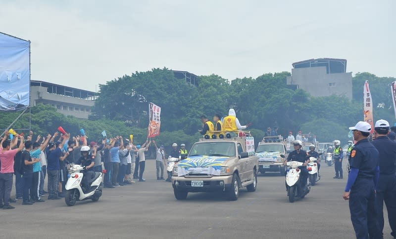 總統大選將至，為確保各陣營正副總統參選人安全，軍方人士29日指出，由國安局特勤中心主導「安維8號」將於11月9日成軍。圖為8月9日進行模擬掃街維安畫面。（圖／國安局提供）