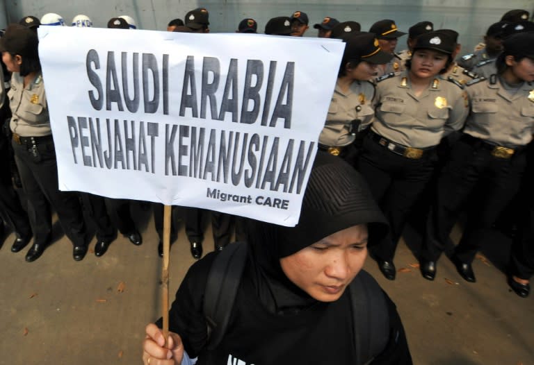 Una mujer protesta contra la ejecución de un migrante indonesio en Arabia Saudita, el el 21 de junio de 2011 en Yakarta (Adek Berry)