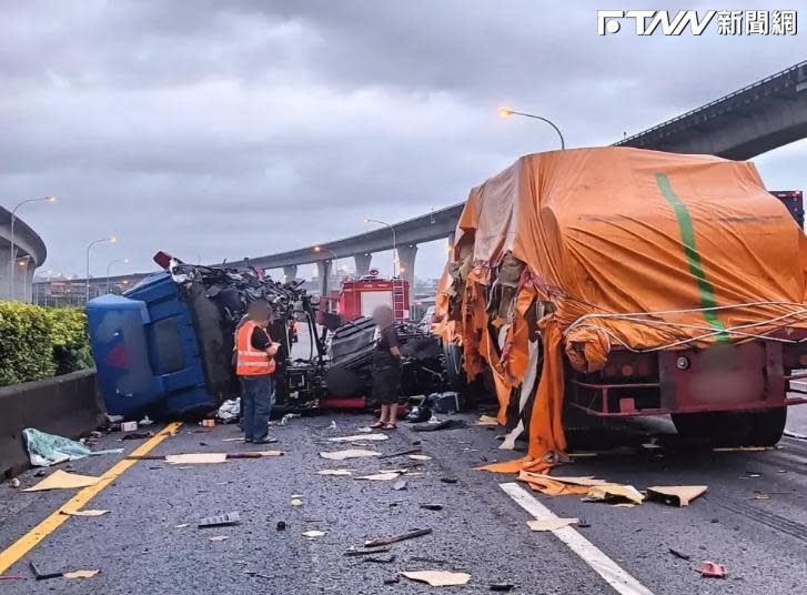 國道一號北上65k平鎮路段今晨發生車輛擦撞事故。（圖／翻攝畫面）