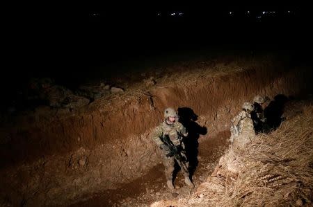 U.S. army forces participate in combat training in the northern Iraqi city of Erbil, December 22, 2016. Picture taken December 22, 2016. REUTERS/Ammar Awad