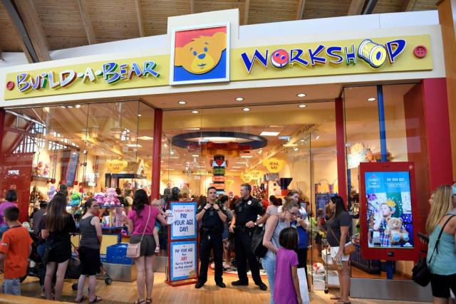 40 Things Every '90s Mallrat Will Remember - Iconic 1990s Stores