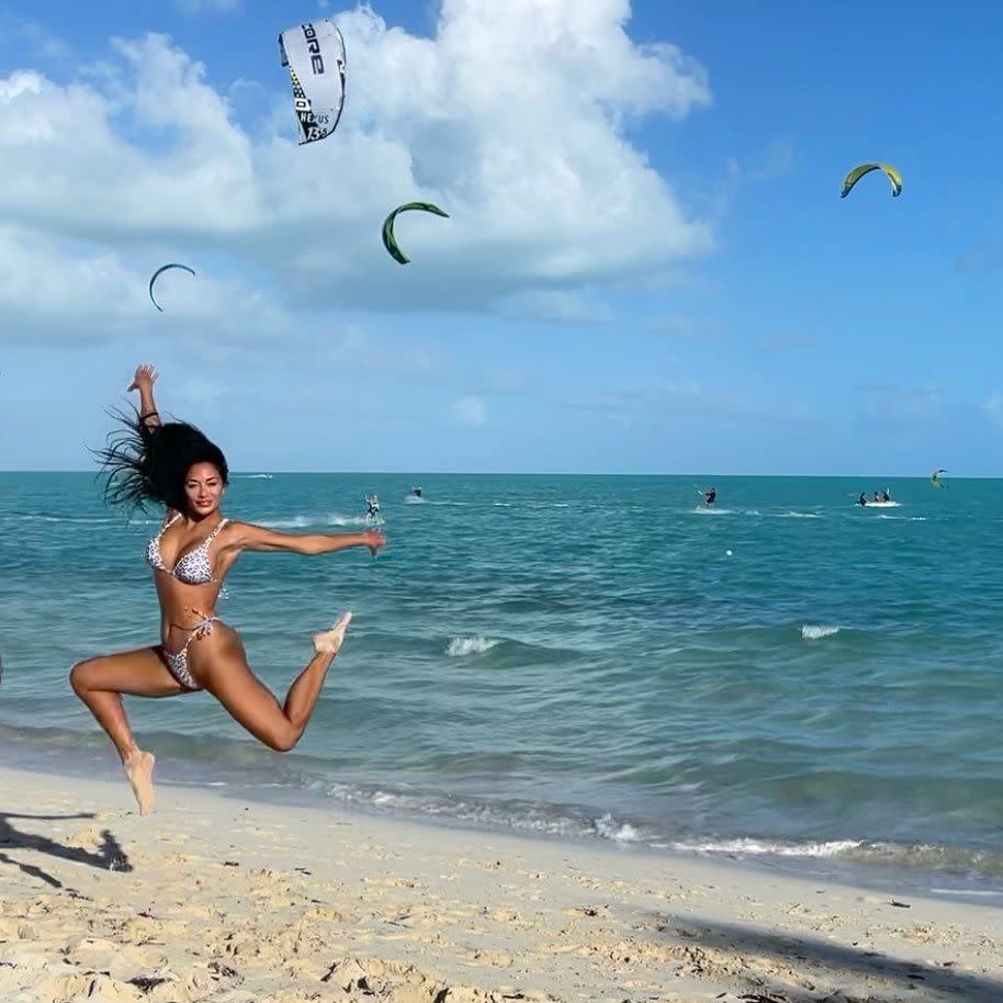 Nicole Scherzinger feierte den Anbruch des neuen Jahres mit einem Freudensprung und zeigte dabei in einem winzigen Bikini ihren unglaublichen Körper. Foto: Instagram/NicoleScherzinger