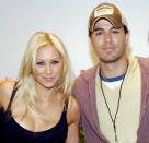 <p>Enrique Iglesias y Anna Kournikova han llevado con muchísima discreción todo lo relativo a su relación, que dura ya 17 años. También ocultaron que estaban esperando mellizos y no lo descubrimos hasta después de su nacimiento, que tuvo lugar el pasado mes de diciembre. Los pequeños se llaman Nicholas y Lucy. (Foto: Kevin Mazur / Getty Images). </p>