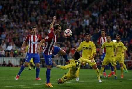 Football Soccer- Spanish La Liga Santander - Atletico Madrid v Villarreal- Vicente Calderon Stadium, Madrid, Spain - 25/04/17 - Atletico Madrid's Diego Godin and Villarreal's Alvaro Gonzalez in action. REUTERS/Susana Vera