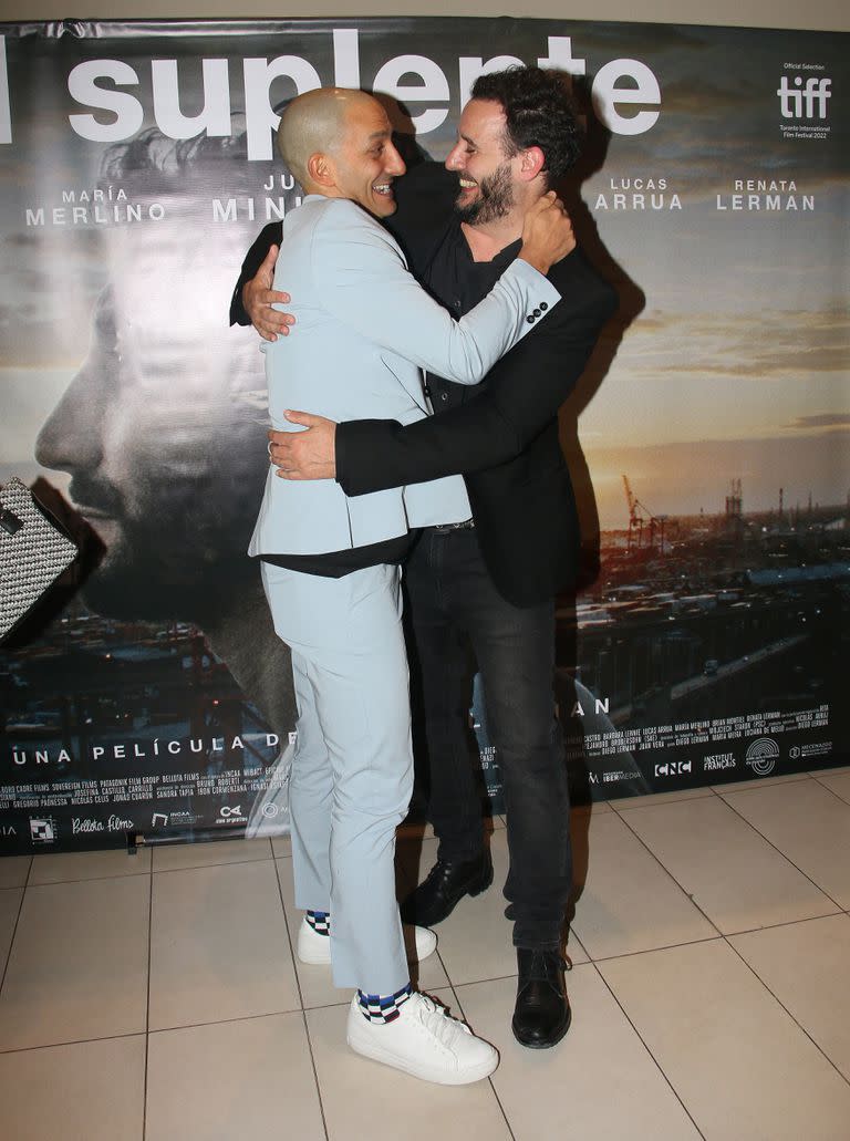 El protagonista y el director se funden en un abrazo en la presentación de la película en los cines de Palermo