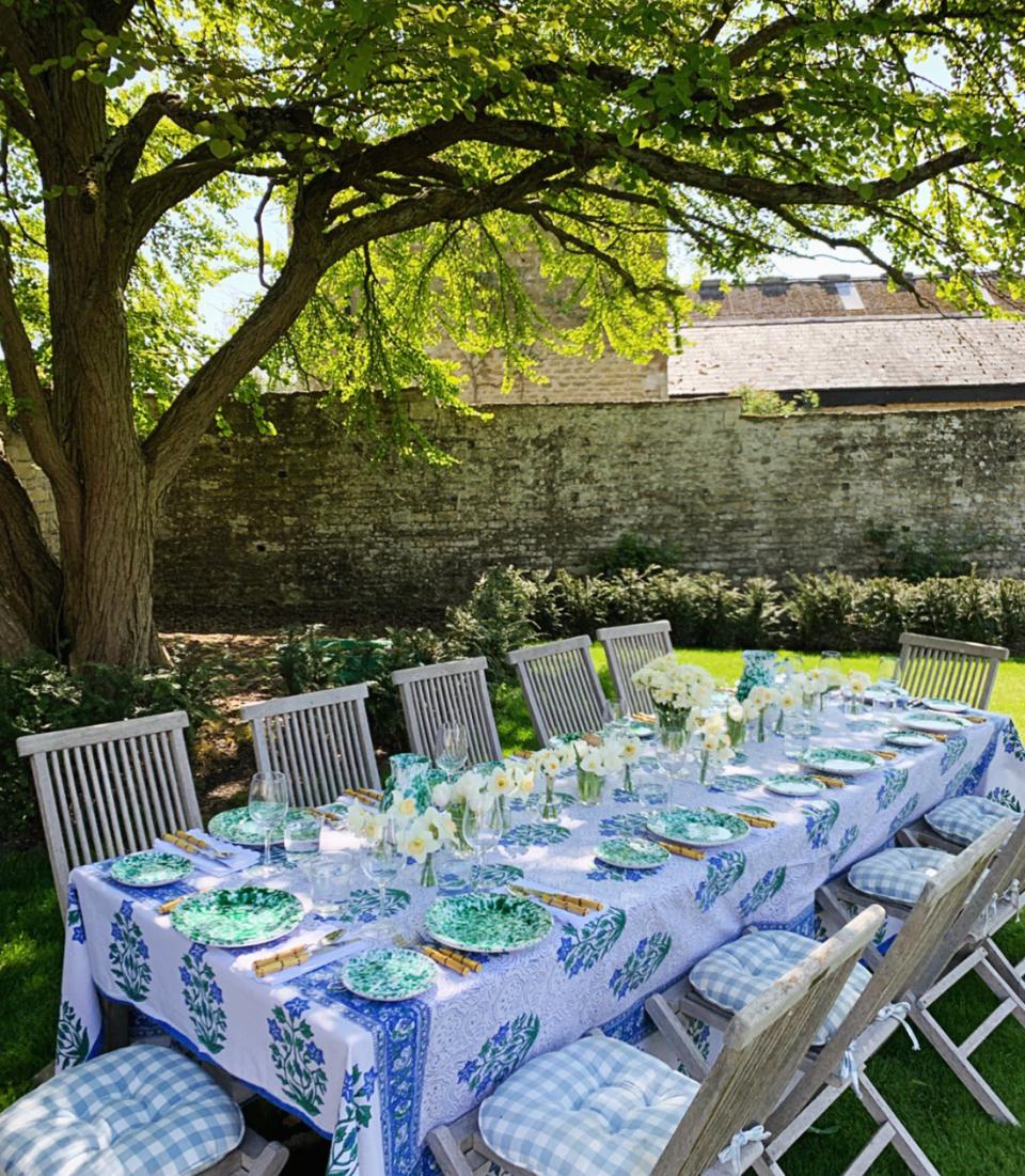 Back home for a garden lunch under this shady tree using my husband’s favourite Tuscan plates.