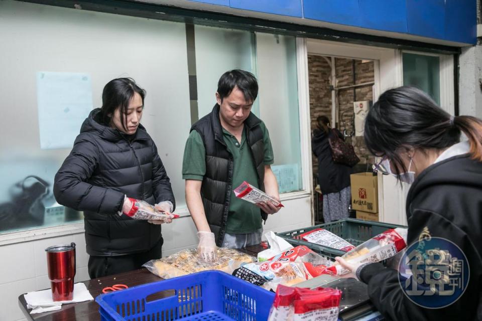 過年前，不少人會採買魚丸等火鍋料，張柏洋（中）與張心綺（左）兄妹檔忙包裝出貨。