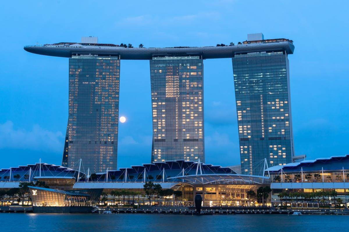 Un homme de 63 ans est mort après une chute présumée de Marina Bay Sands lundi soir