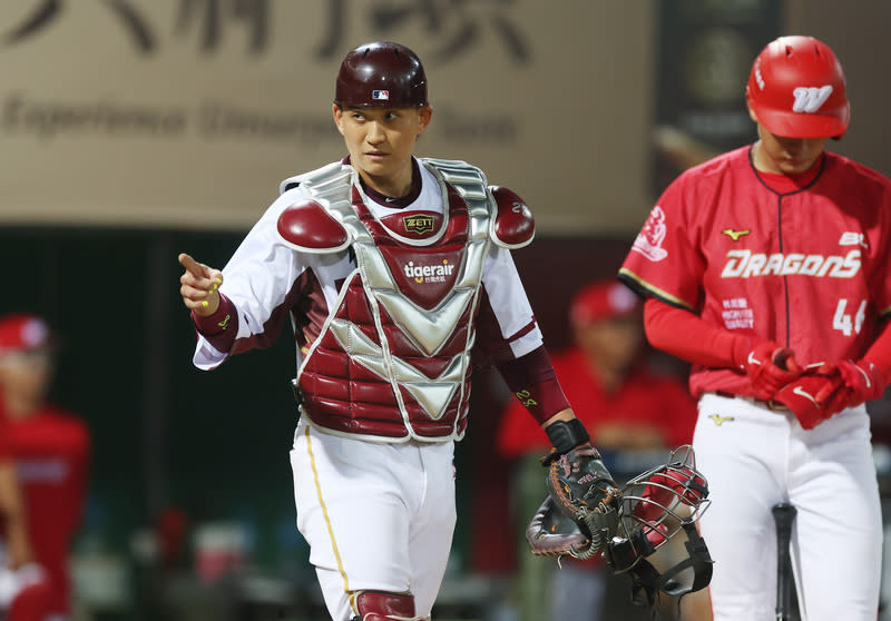 中職樂天勝味全  張閔勛獲選單場MVP 中華職棒樂天桃猿隊4日在天母棒球場擔綱主場與味 全龍隊交手，桃猿捕手張閔勛（左）5局下敲出生涯 首轟，5局上也有一記長傳阻殺表現，賽後獲選單場 MVP。 中央社記者張新偉攝  113年4月4日 